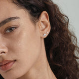 Piercing de orelha com fio de zircão em folha de ouro maciço 14K