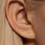 Piercing de orelha redondo clássico em ouro maciço 14K