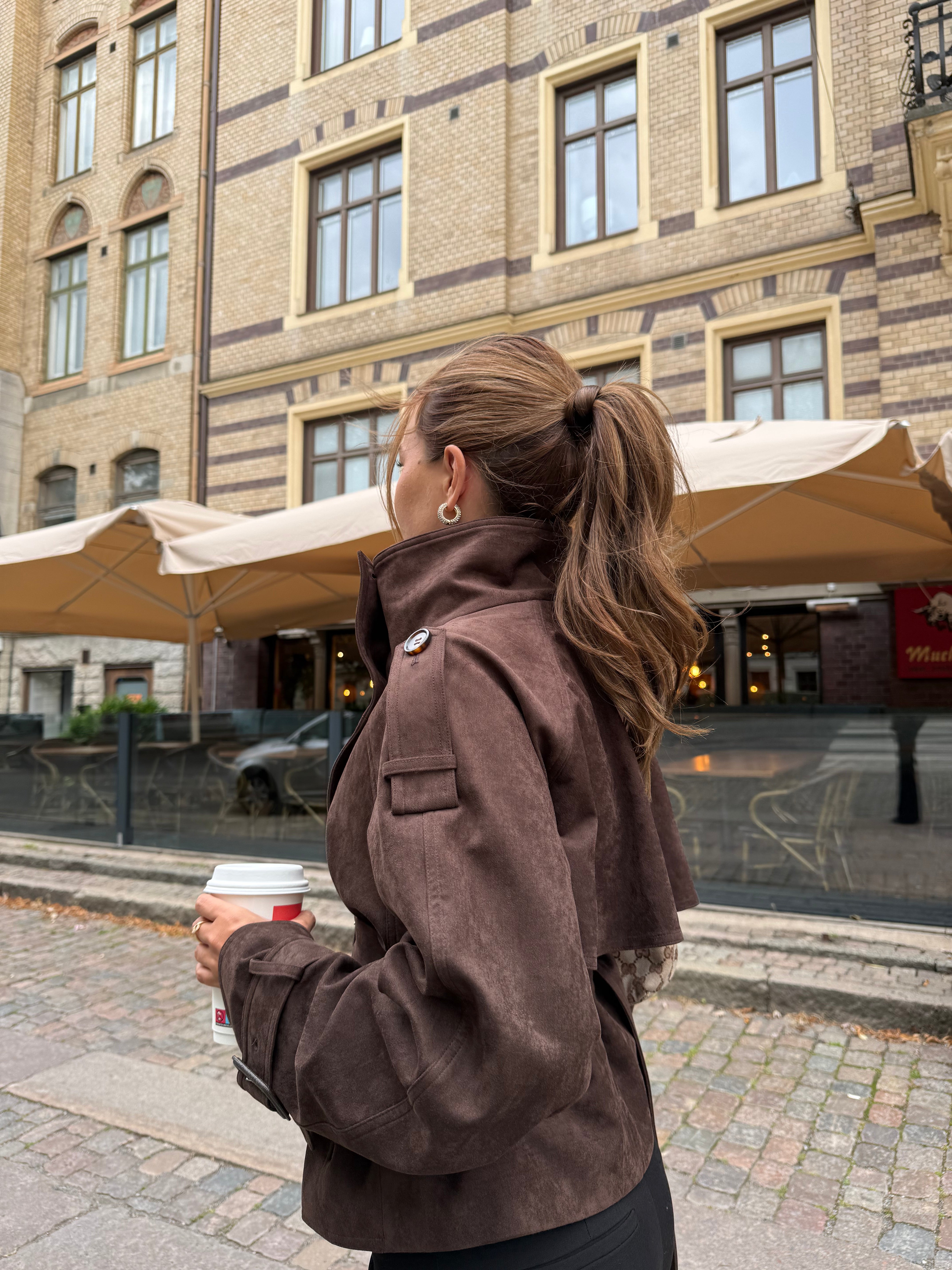 Brown cropped jacket with stand-up collar